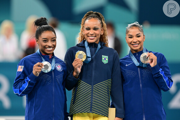 Simone Biles, Rebeca Andrade e Jordan Chiles são as medalhistas na final de solo das Olimpíadas de Paris 2024, o primeiro pódio negro do esporte nos Jogos Olímpicos