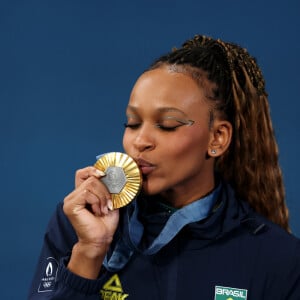 A brasileira Rebeca Andrade se deu melhor na disputa e encerrou com a medalha de ouro