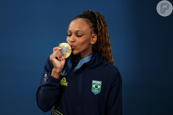 A brasileira Rebeca Andrade se deu melhor na disputa e encerrou com a medalha de ouro