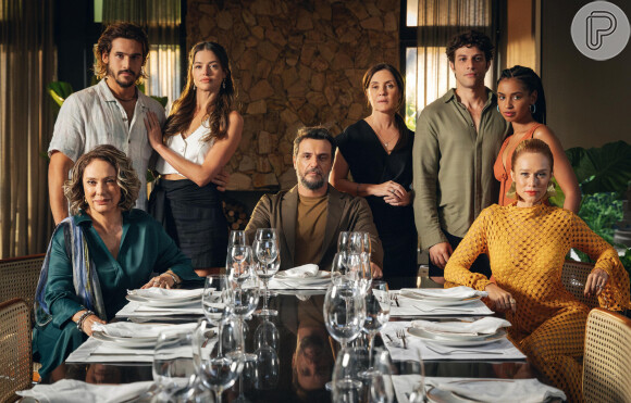 Berta (Eliane Giardini), Rudá (Nicolas Prattes), Luma (Agatha Moreira), Molina (Rodrigo Lombardi), Mércia (Adriana Esteves), Mavi (Chay Suede), Viola (Gabz) e Ísis (Mariana Ximenes) em Mania de Você