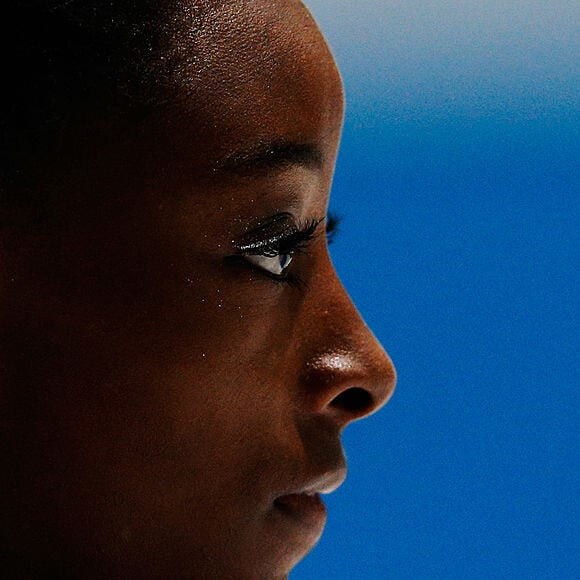 Por que Simone Biles e sua ex-companheira de equipe dos EUA estão envolvidas em uma treta na internet?