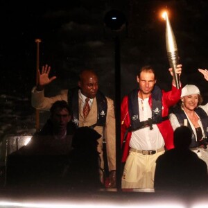 Nadia Comaneci carregou a Tocha Olímpica em no Rio Sena, em Paris, ao lado de Rafael Nadal, Serena Williams e Carl Lewis