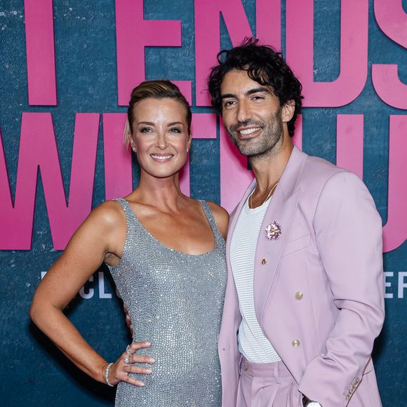 Justin Baldoni, por sua vez, se limitou a posar com poucos membros e com sua esposa