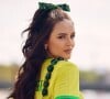 Larissa Manoela viajou para acompanhar os Jogos Olímpicos de Paris 2024 e apostou numa bolsa de papagaio e maxi laços na cor verde, no cabelo, proposta bem brasilcore.