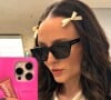 Larissa Manoela é considerada it girl fashionista e não dispensa bons acessórios, como óculos, presilhas de cabelo, além da sua capinha de celular tendência do momento.