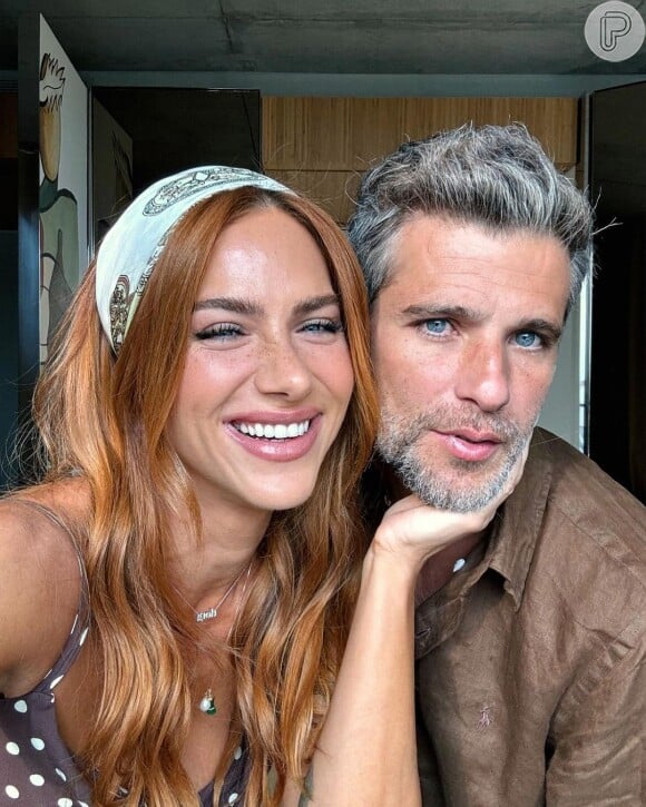 Giovanna Ewbank usou diversas estampas de lenço que contrastaram bem com seu cabelo ruivo.