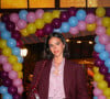 Bruna Marquezine elegeu um blazer oversized na cor marsala com uma bolsa no mesmo tom para curtir sua festa de aniversário