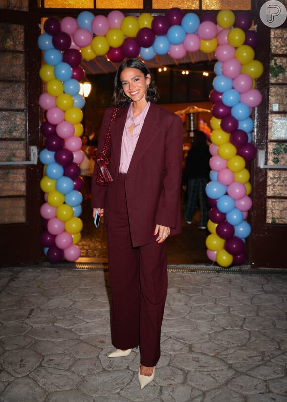 Beleza de Bruna Marquezine em sua festa chamou atenção em fotos divulgadas para a imprensa