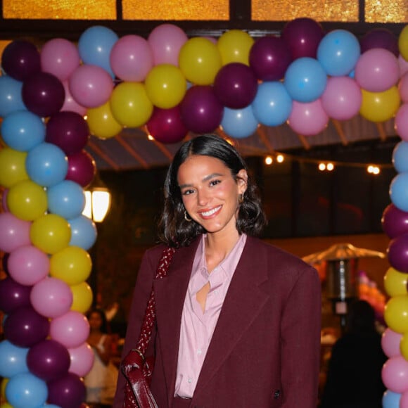 Beleza de Bruna Marquezine em sua festa chamou atenção em fotos divulgadas para a imprensa