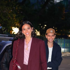 Bruna Marquezine chegou no evento acompanhada de seu namorado, o ator João Guilherme