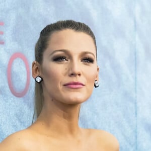 No filme 'Águas Rasas', Blake Lively é atacada por um tubarão.