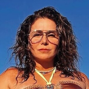 Giovanna Antonelli posa de biquíni cintura baixa e exibe corpaço após procedimento estético no bumbum