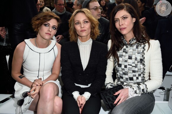 Kristen Stewart, Vanessa Paradis e Anna Mouglalis assistem ao desfile da Chanel na primeira fila