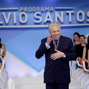 Em raras ocasiões, Silvio Santos apresentou seu programa no SBT com os cabelos brancos