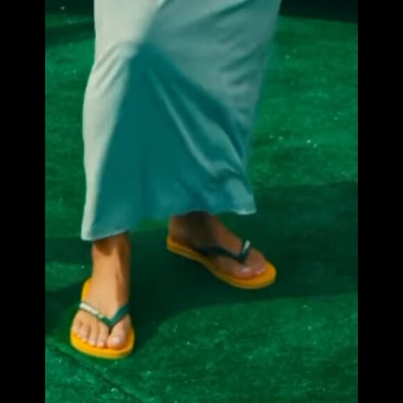 O chinelo do look de Sabrina Sato chamou a atenção.