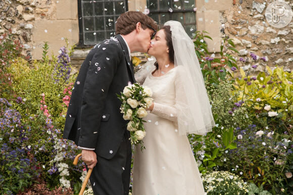 Mesmo após a descoberta da doença, Stephen Hawking (Eddie Redmayne) e Jane Wilde (Felicity Jones) se casam