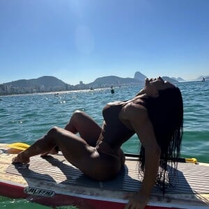 Entre as fotos sensuais, Gracyanne Barbosa deixou escapar um vídeo erótico