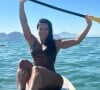 Gracyanne Barbosa postou fotos praticando stand up paddle em uma praia no Rio de Janeiro