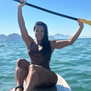 Gracyanne Barbosa postou fotos praticando stand up paddle em uma praia no Rio de Janeiro