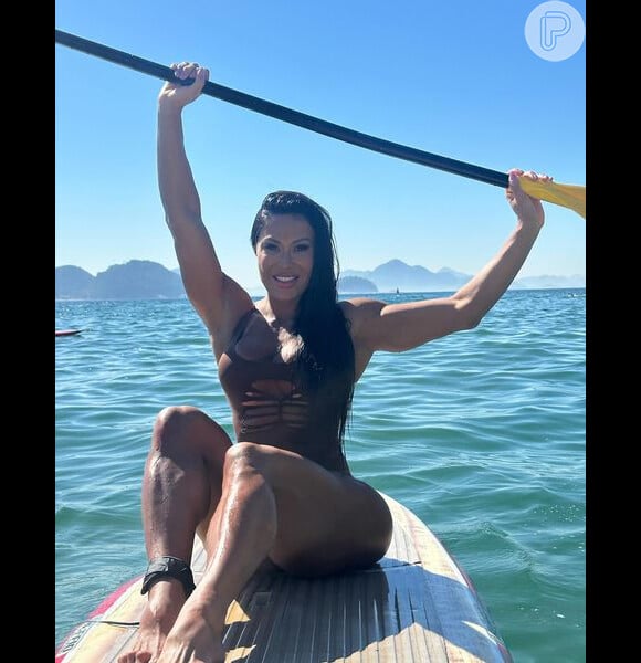 Gracyanne Barbosa postou fotos praticando stand up paddle em uma praia no Rio de Janeiro