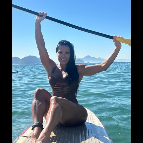 Gracyanne Barbosa postou fotos praticando stand up paddle em uma praia no Rio de Janeiro