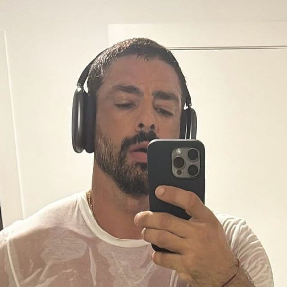 Cauã Reymond mostrou alguns cliques super ousados nesta terça-feira (27)