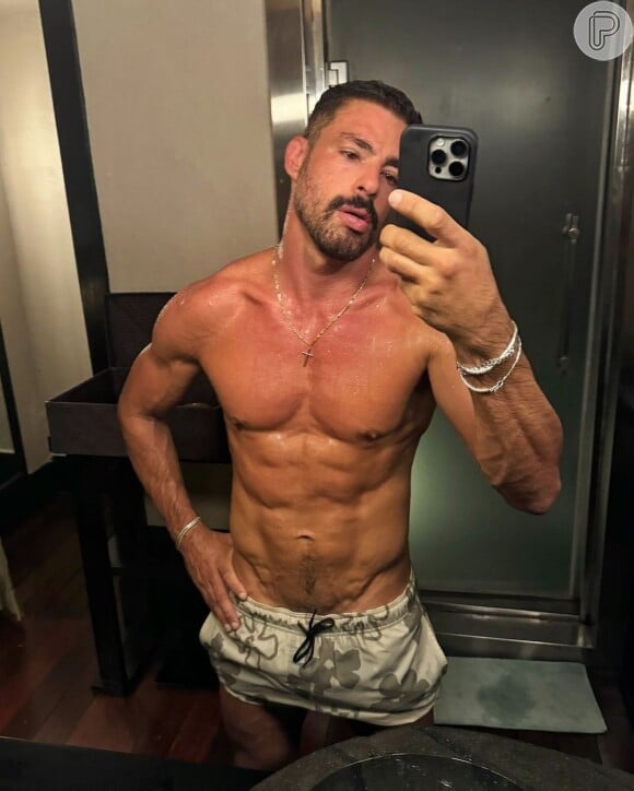 Nas fotos, Cauã Reymond aparece sem camisa e todo soado em frente a um espelho