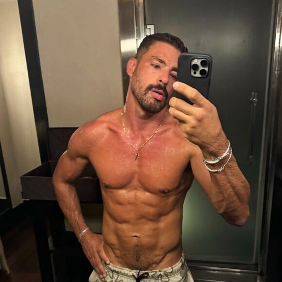 Nas fotos, Cauã Reymond aparece sem camisa e todo soado em frente a um espelho