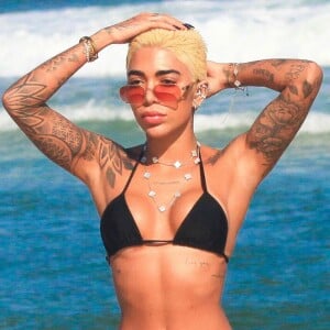 Dhiovanna Barbosa, irmã de Gabigol, mostra novo visual com cabelo curto de biquíni na praia