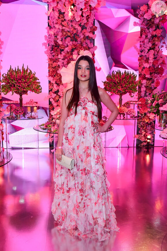 15 anos de Rafaella Justus teve a presença da atriz Giulia Benite, que apostou em vestido elegante floral