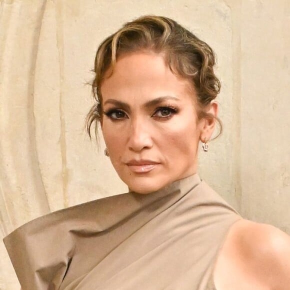 Jennifer Lopez provoca de maiô branco cavado em novas fotos e manda indireta para Ben Affleck