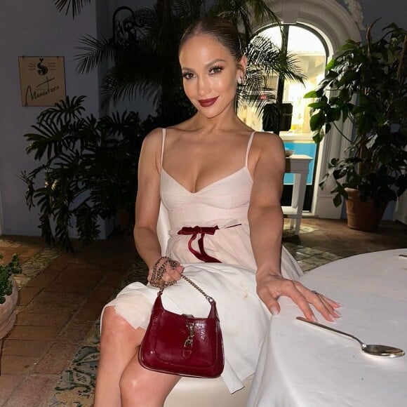 Em um carrossel recheado de fotos recentes, Jennifer Lopez posou sozinha, com a família e em momentos especiais