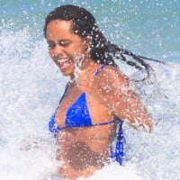 'A Garota do Momento': Duda Santos, Maria Santa de 'Renascer', exibe barriga trincada em praia com ex-'Chiquitita'. Fotos!