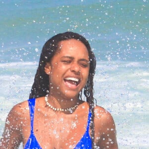 De biquíni, Duda Santos se refrescou em praia do RJ em domingo de calor; atriz vai colar 'Renascer' com 'A Garota do Momento'