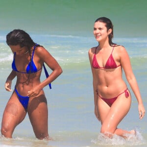 Duda Santos e Lívia Inhudes: biquíni e mergulho no mar em dia de praia e calor no Rio