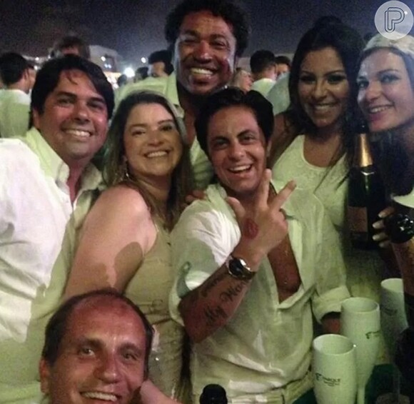 Nas festas de final do ano, que curtiu em Maragogi, balneário de Alagoas, Thammy Miranda apareceu usando uma blusa aberta, revelando parte de seus seios após a cirurgia