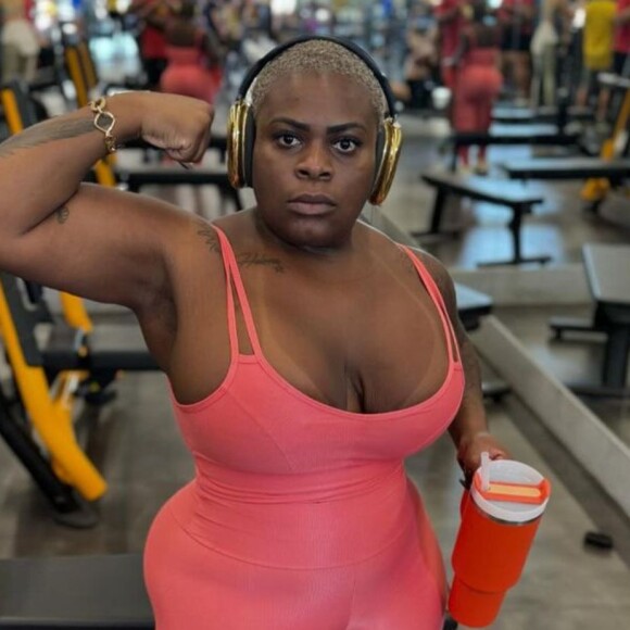 Jojo Todynho mostra resultado de cirurgia de redução dos seios em foto sem sutiã