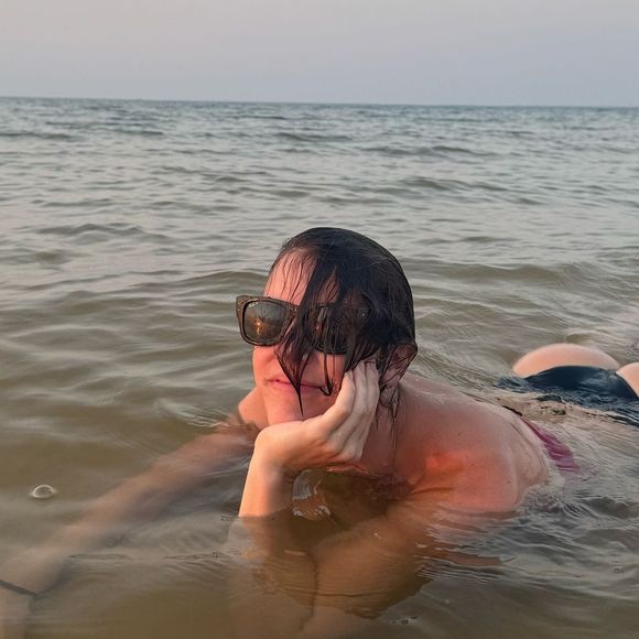 Alice Wegmann posou para fotos divertidas no rio, mas chamou atenção por um detalhe em uma delas