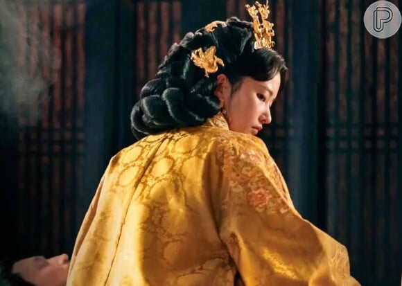 Para preservar seu lugar ao trono, a rainha viúva Woo Hee (Jun Jong-Seo) se casa com um dos irmãos do rei