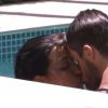 Rafael e Talita trocaram beijos quentes dentro da piscina