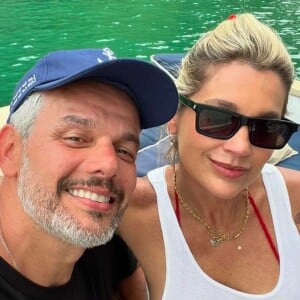 Otaviano Costa e Flávia Alessandra beijam muito em foto e levam web à loucura. Veja!