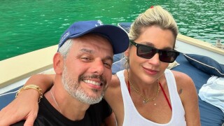 Flávia Alessandra, de biquíni, beija muito Otaviano Costa em lancha e web reage: 'Deixa eu namorar com vocês'