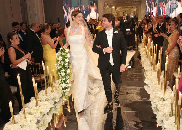 Casamento milionário foi decorado com flores brancas com detalhes em dourado