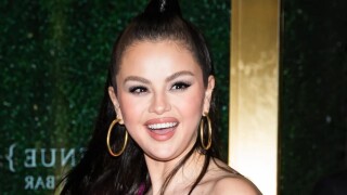 Odeio esmalte colorido, mas a atual cor favorita de Selena Gomez me conquistou; conheça as 'dirty martini nails'!