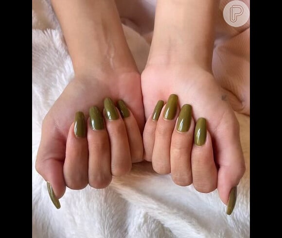 A cor escolhida por Tom na unha de Selena para a dirty martini nail foi uma mistura de verdes, mas qualquer tonalidade de verde oliva vai fazer você ficar por dentro dessa tendência de sucesso.