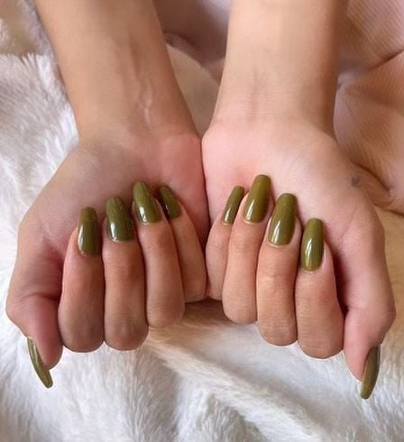 A cor escolhida por Tom na unha de Selena para a dirty martini nail foi uma mistura de verdes, mas qualquer tonalidade de verde oliva vai fazer você ficar por dentro dessa tendência de sucesso.