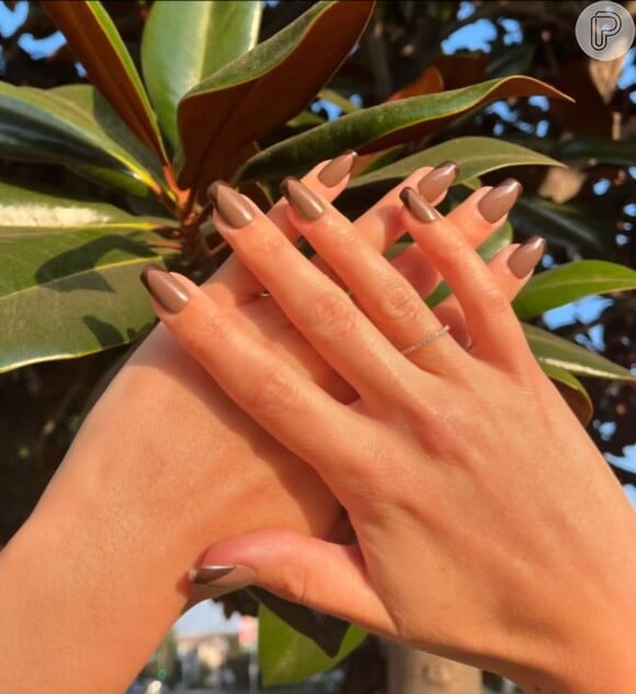 E se você também gosta de ficar por dentro das unhas decoradas, vai gostar de saber que Tom Bachik também adora! Olha só essa decoração com tons terrosos, tendência da estação!