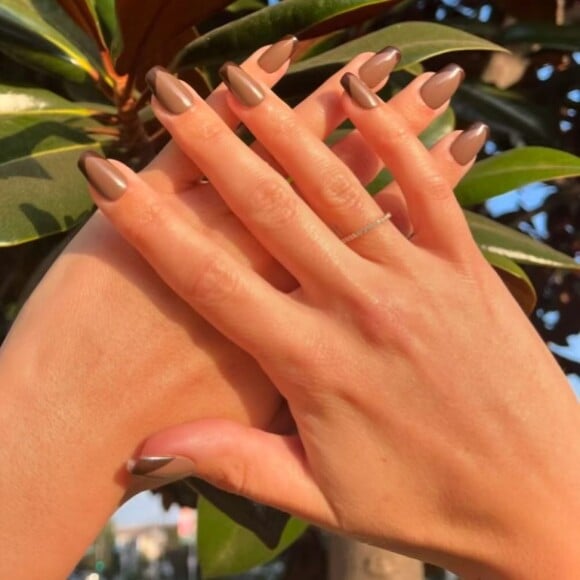 E se você também gosta de ficar por dentro das unhas decoradas, vai gostar de saber que Tom Bachik também adora! Olha só essa decoração com tons terrosos, tendência da estação!