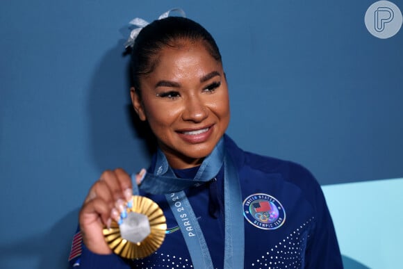 Jordan Chiles conseguiu a medalha de bronze após um recurso pedido pela delegação dos Estados Unidos. Ela garantiu a mudança da nota e foi para a terceira colocação