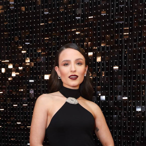 Larissa Manoela apostou em look all black para talk-show sobre empoderamento feminino